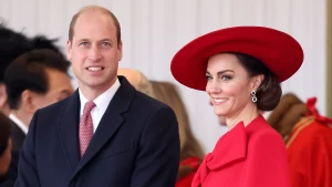 Príncipe William e Kate Middleton mostram seus filhos na sala de TV do palácio