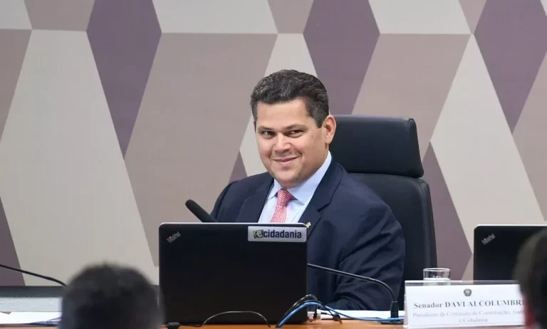 Senado deixa PEC que livra partidos de multas para depois do recesso