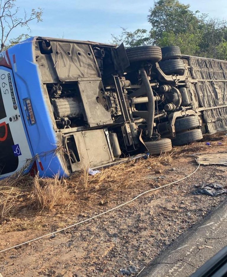 Ônibus tomba na MA-034 e deixa dois mortos e 18 feridos em Santa Quitéria