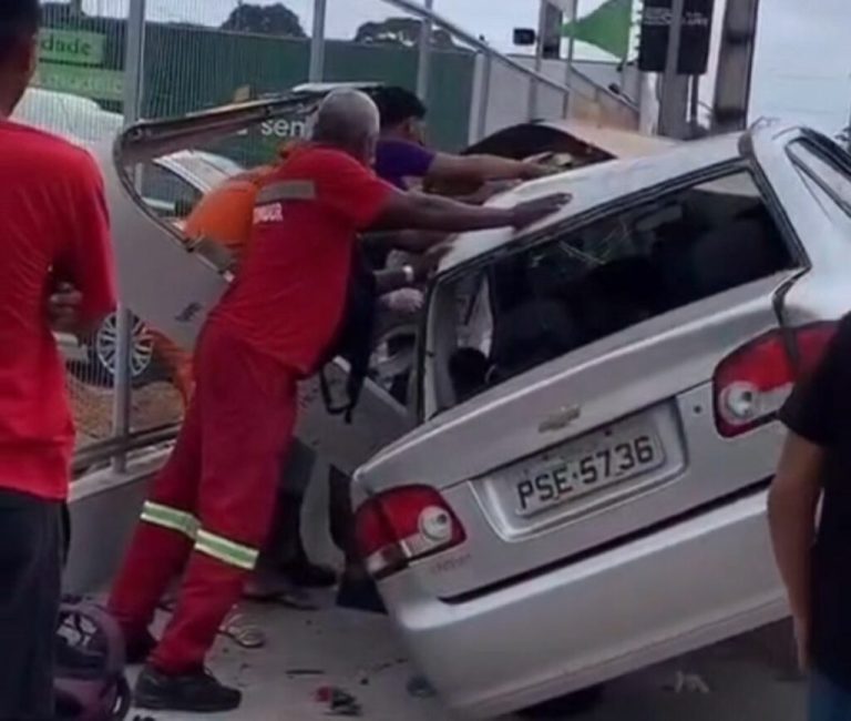 Motorista atropela duas pessoas em parada de ônibus na Avenida dos Africanos