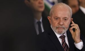 Lula sofre acidente em casa, tem ferimento leve e cancela viagem