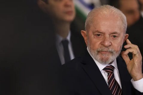 Lula sofre acidente em casa, tem ferimento leve e cancela viagem