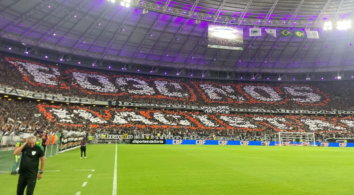 Torcida do Ceará faz mosaico antes de jogo decisivo: “Fogo nos racistas”