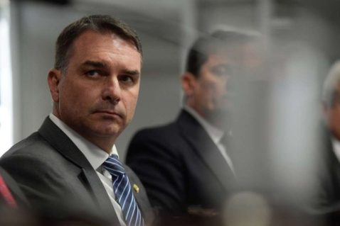 Flávio Bolsonaro fala sobre prisão de suspeitos de matar Lula