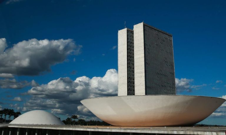 Câmara dos Deputados aprova medidas para facilitar reconhecimento de paternidade no Brasil