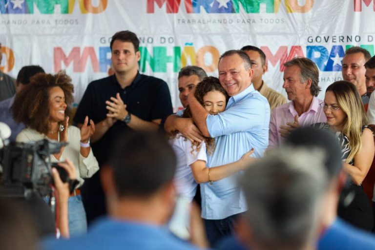 O Governo do Estado realiza a entrega de obras nas áreas de educação, esporte e abastecimento em Santa Luzia.