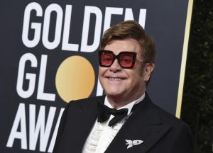 Elton John perde parte da visão devido a infeccção e não consegue assistir ao seu próprio musical