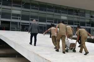 Obras restauradas após os ataques de 8 de janeiro retornam ao Palácio do Planalto