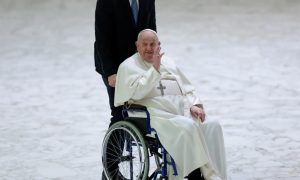 Papa Francisco volta a melhorar; prognóstico ainda é “cauteloso”