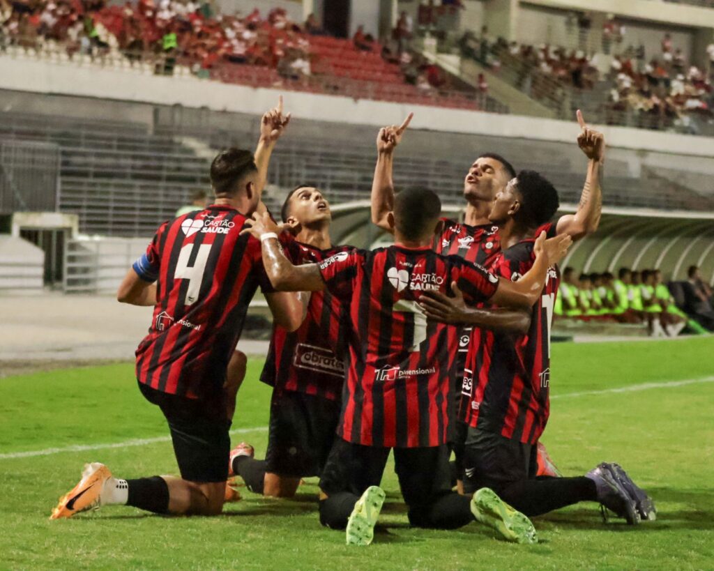 Moto sai na frente, toma virada, mas arranca empate do CRB