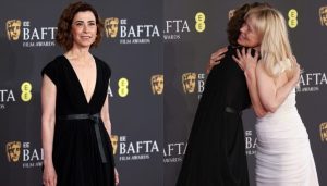 Fernanda Torres é recebida por Pamela Anderson no tapete vermelho do BAFTA