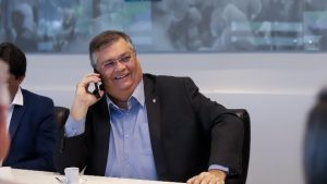 Dino é alvo de críticas após sugerir candidato para eleição no Maranhão