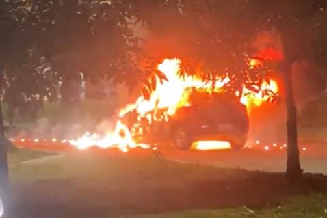 Carro pega fogo na Curva do 90 em São Luís na noite desta quarta-feira Carro pega fogo na Curva do 90 em São Luís na noite desta quarta-feira