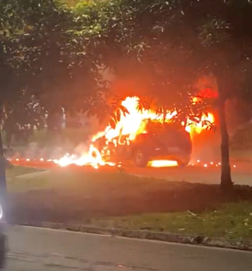 Carro pega fogo na Curva do 90 em São Luís na noite desta quarta-feira