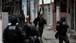 Megaoperação contra Comando Vermelho no Rio: moradores recolhem mais de 50 corpos