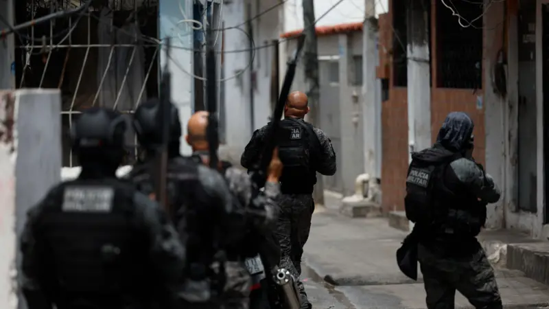 Megaoperação contra Comando Vermelho no Rio: moradores recolhem mais de 50 corpos