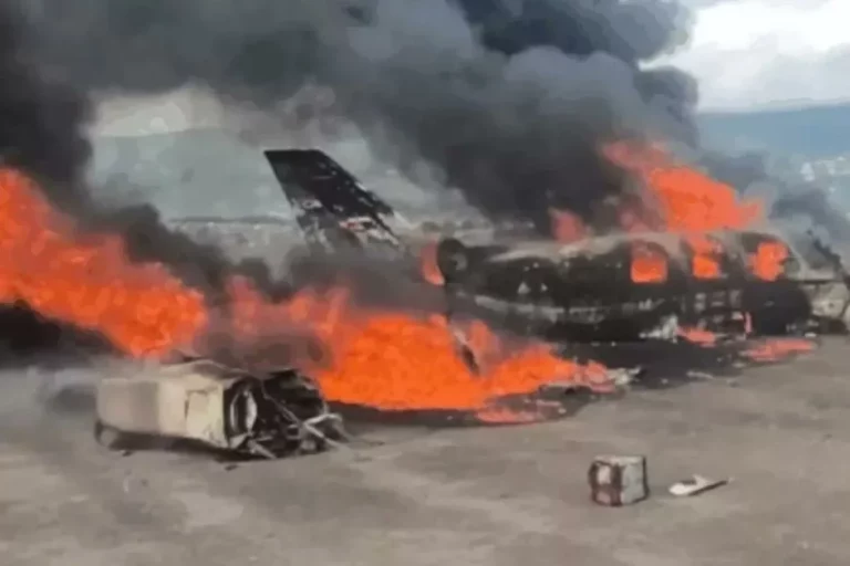 Avião cai e explode durante decolagem na Venezuela