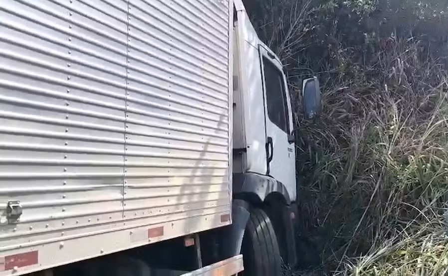 Caminhoneiro desmaia ao volante, colide em veículos e morre na BR-316